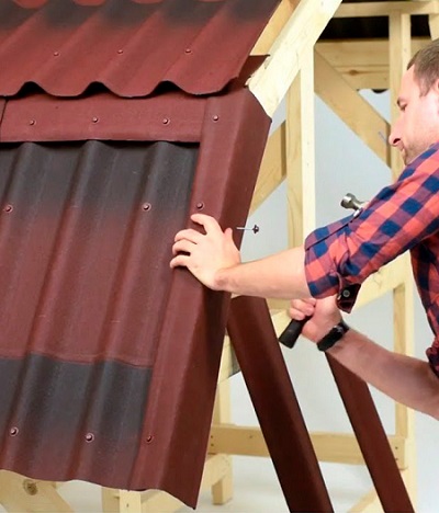 Конек ондулин вальмовая. Щипцовый элемент ондулин зеленый 1. Как установить щипец. Нахлест у конькового элемента ондулина. Как установить щипец.